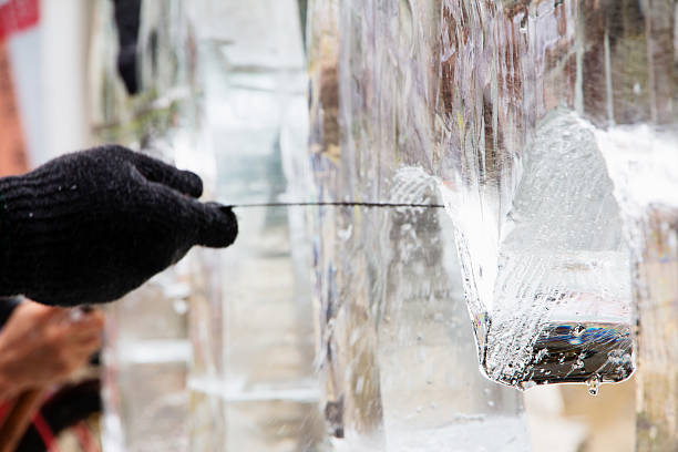 scultura di ghiaccio - ice carving sculpture chisel foto e immagini stock