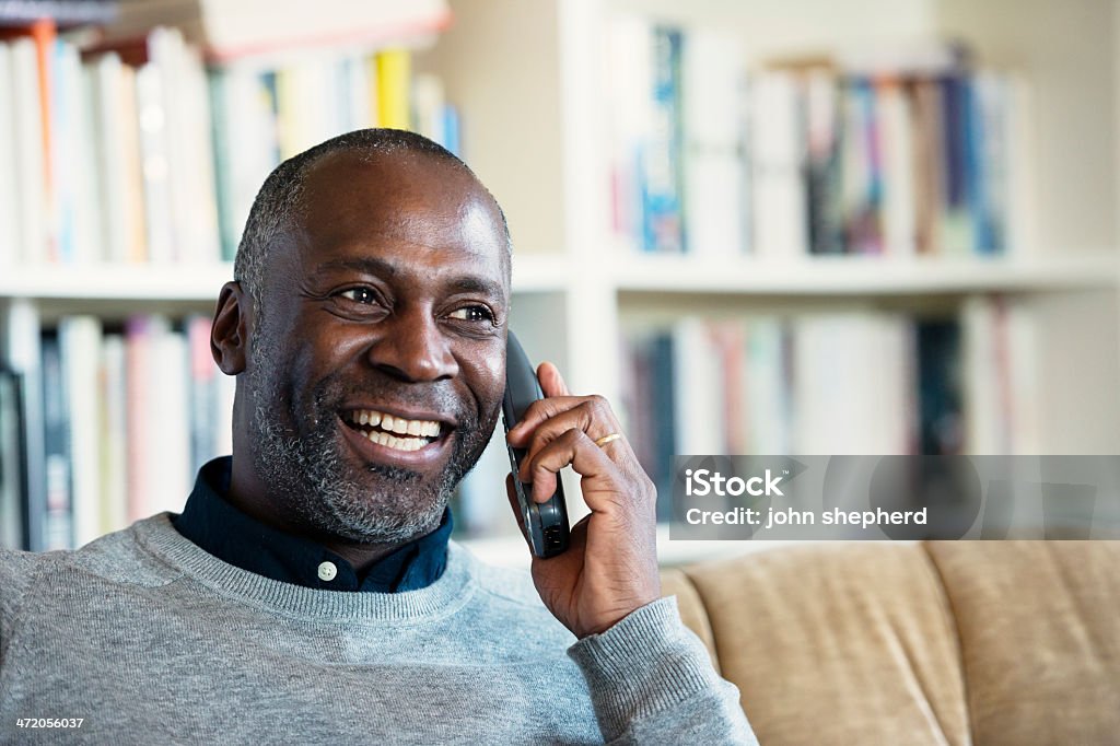 Зрелый человек улыбается, по телефону - Стоковые фото Использовать телефон роялти-фри