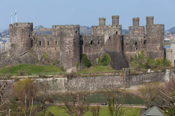 castillo de conwy norte de gales - conwy castle train travel people traveling fotografías e imágenes de stock