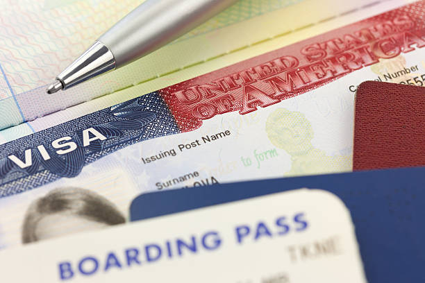 eua visa, passaportes, boarding pass e caneta-viagens internacionais - carimbo de passaporte imagens e fotografias de stock