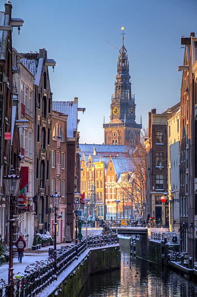 Oudezijds kolk Winter cityscape of the Oudezijds kolk in Amsterdam, the Netherlands, with the Oude Kerk (old church, 1213) in the background. HDR wellen stock pictures, royalty-free photos & images