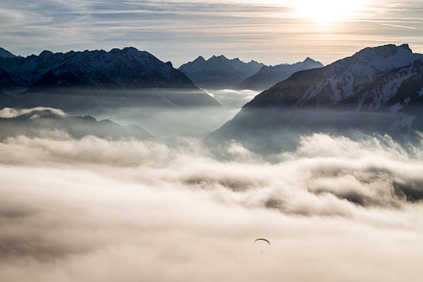 glück little gleitschirm - paragliding sport austria parachuting stock-fotos und bilder