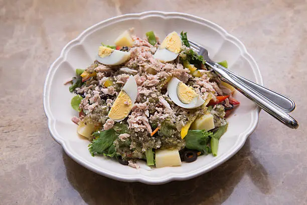Tuna Salad with boiledegg, blackolive and potato