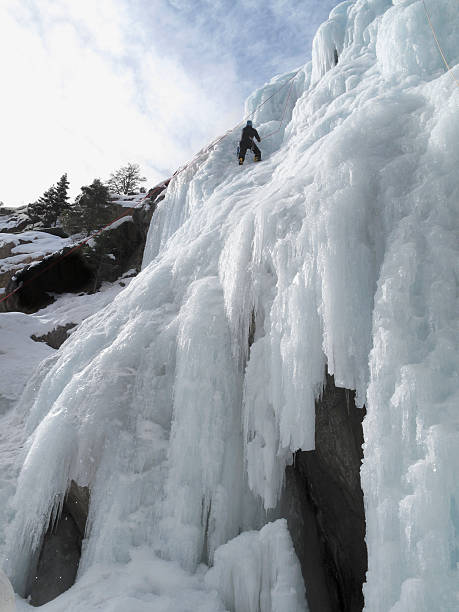 arrampicata su ghiaccio - climbing rock men mountain climbing foto e immagini stock