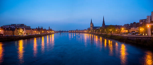 река несс, инвернесс шотландия, с ночным освещением - uk river panoramic reflection стоковые фото и изображения