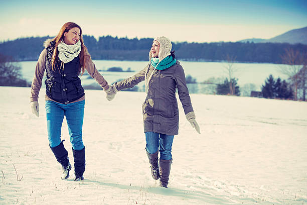 istock Two friends in the snos 472059343