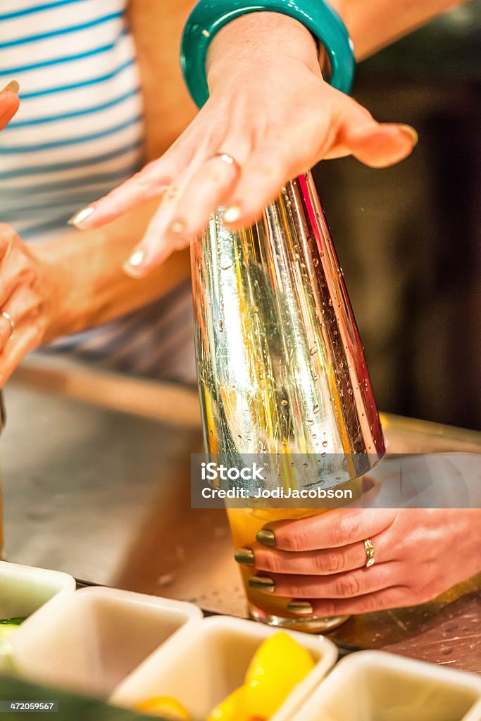 Mélanger une boisson alcoolisée et un shaker de la Saint-Sylvestre - Photo de Adulte libre de droits