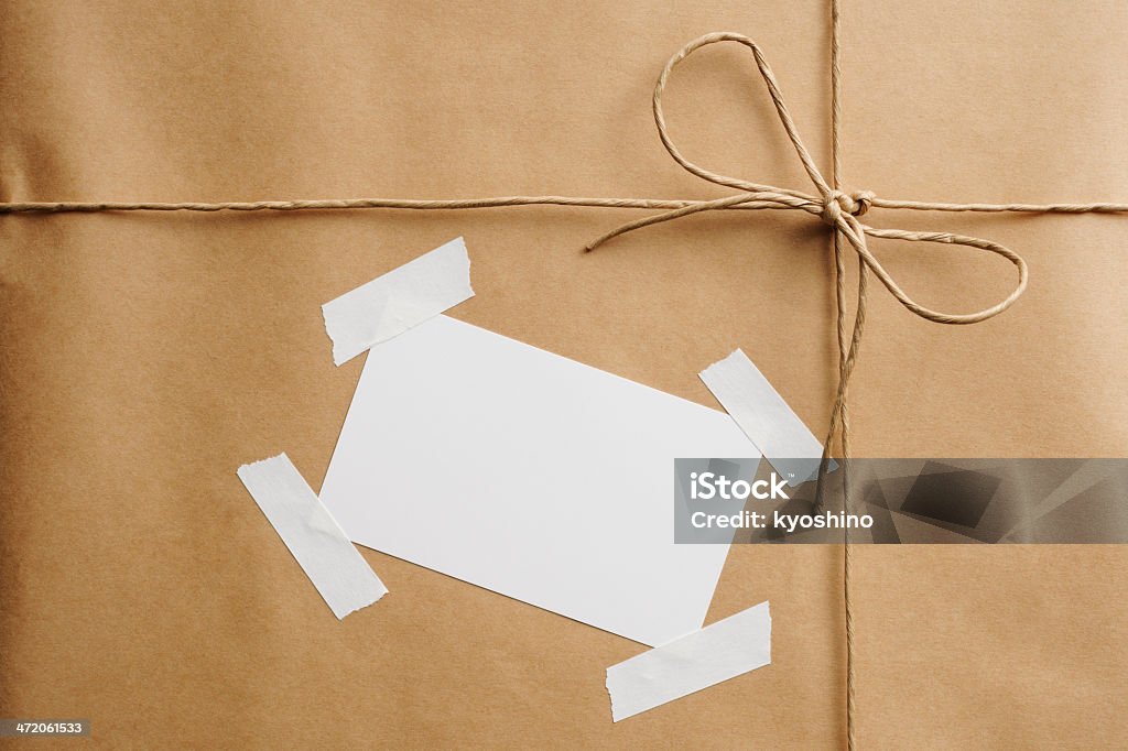 Close -up of ブラウンくるまるパッケージには、空のラベル - 手紙のロイヤリティフリーストックフォト