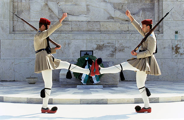 grecja, attica, ateny, zmiana warty. - syntagma square - fotografias e filmes do acervo