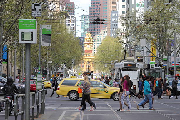 cordilheira estação e elizabeth street - melbourne tourist people traveling women - fotografias e filmes do acervo