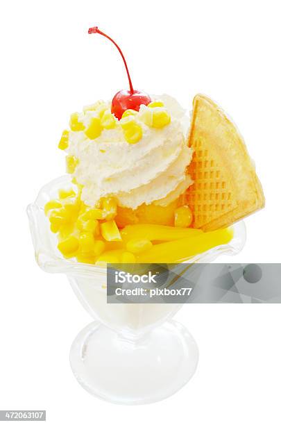 Photo libre de droit de Délicieuse Glace Isolé Avec Des Fruits Tropicaux banque d'images et plus d'images libres de droit de Glace italienne - Glace italienne, Rouge, Aliment