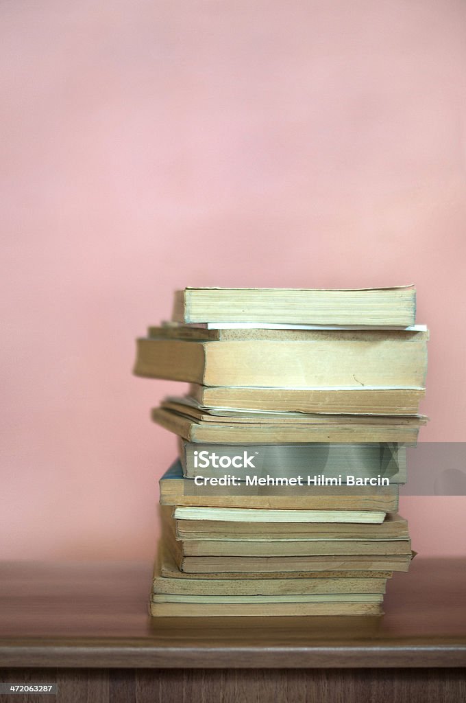 Libros antiguos en mesa de madera - Foto de stock de Anticuado libre de derechos