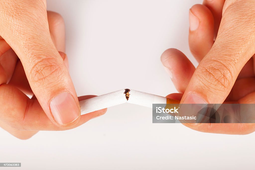 Mano de ruptura de cigarrillo - Foto de stock de Acabar libre de derechos