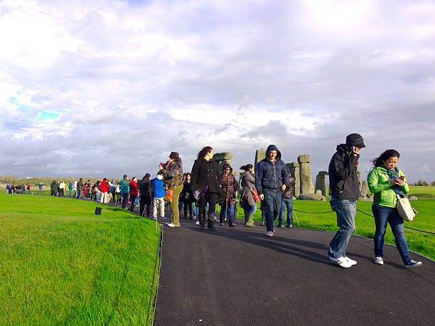 à stonehenge - footpath autumn stone old photos et images de collection