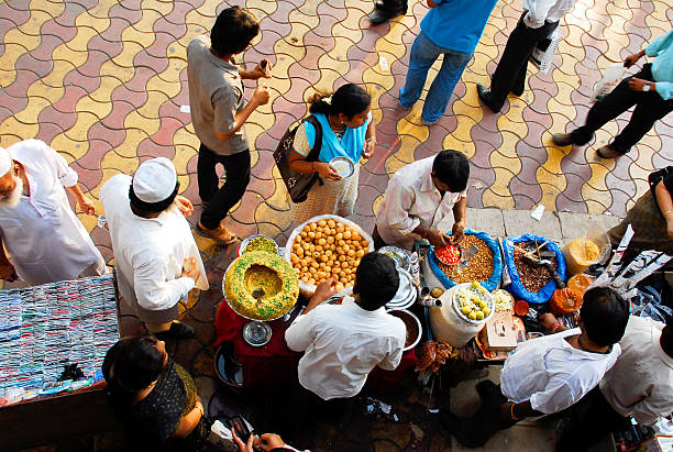 persone a mumbai acquistare snack sul mercato - nut spice peanut almond foto e immagini stock
