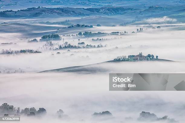 토스카나 롤링 풍경 아침입니다 Mist Tuscany 이탈리아 0명에 대한 스톡 사진 및 기타 이미지 - 0명, 가로수, 가을