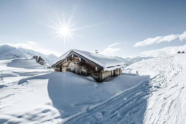 casa de campo no inverno coberto de neve - snow mountain austria winter imagens e fotografias de stock