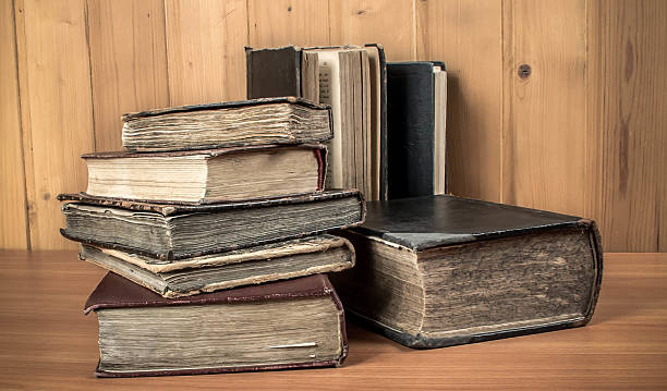 velhos livros em uma de madeira - ретро imagens e fotografias de stock