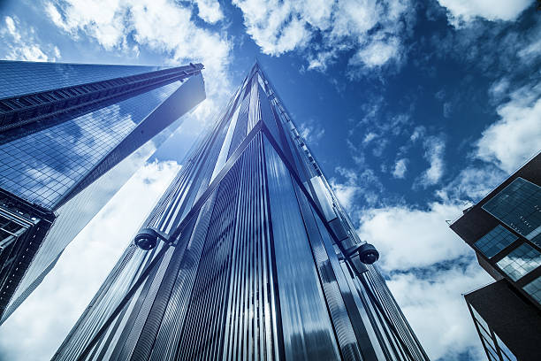 der innenstadt von new york, blau business büro gebäude und sonntag - monochrome cityscape color image horizontal stock-fotos und bilder