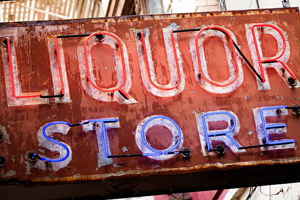 istock Liquor Store Vintage Neon Sign 472065777