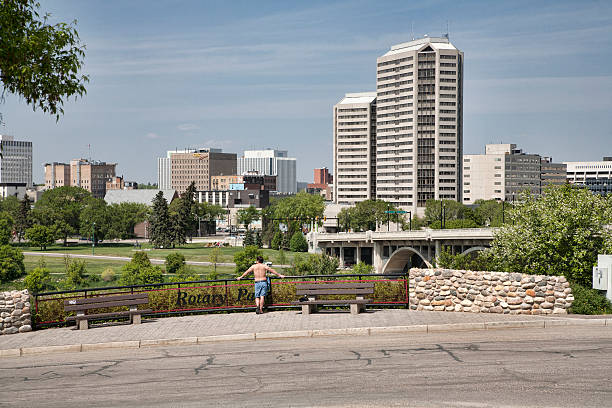 widok z suszarka park w saskatoon - south saskatchewan river zdjęcia i obrazy z banku zdjęć