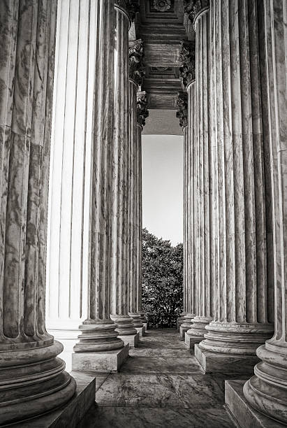 najwyższy dziedziniec kolumn w czarny i biały) - us supreme court corinthian column classical greek zdjęcia i obrazy z banku zdjęć
