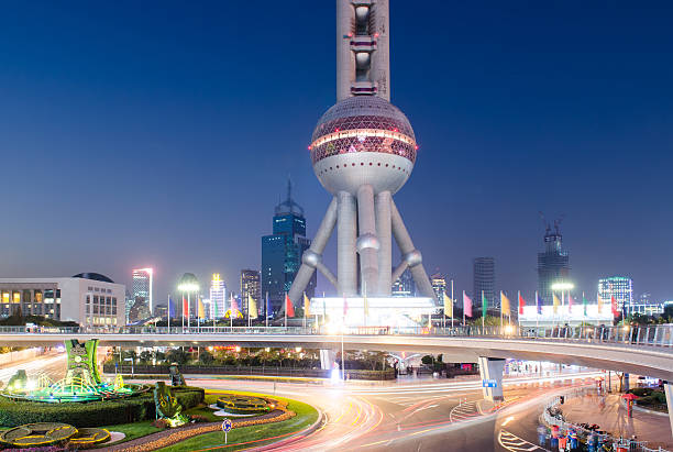 shanghai lujiazui scena notturna - travel urban scene blurred motion shanghai foto e immagini stock