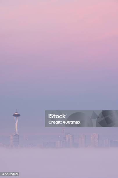 Horizonte De Seattle Niebla Foto de stock y más banco de imágenes de Aguja espacial - Aguja espacial, Aire libre, Arquitectura
