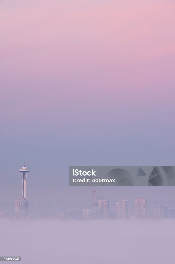 Nevoeiro horizonte de Seattle - Foto de stock de Arquitetura royalty-free