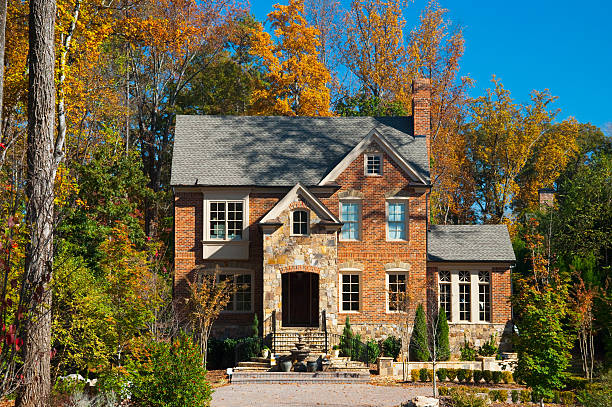 Atlanta brick house in a woods like setting A brick house in the city of Atlanta, GA with a look like it's in the woods / a forest, characteristic of the look of northern Atlanta.  Picture taken in Autumn. atlanta georgia stock pictures, royalty-free photos & images