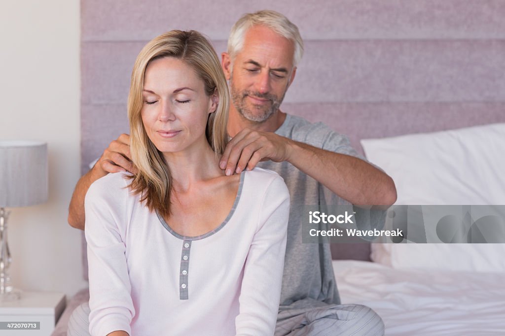 Man giving massage to his wife - 로열티 프리 마사지 스톡 사진