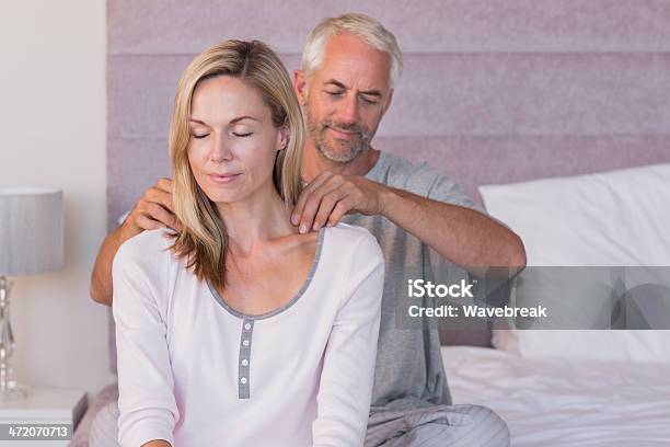 Man Giving Massage To His Wife 마사지에 대한 스톡 사진 및 기타 이미지 - 마사지, 커플, 2명