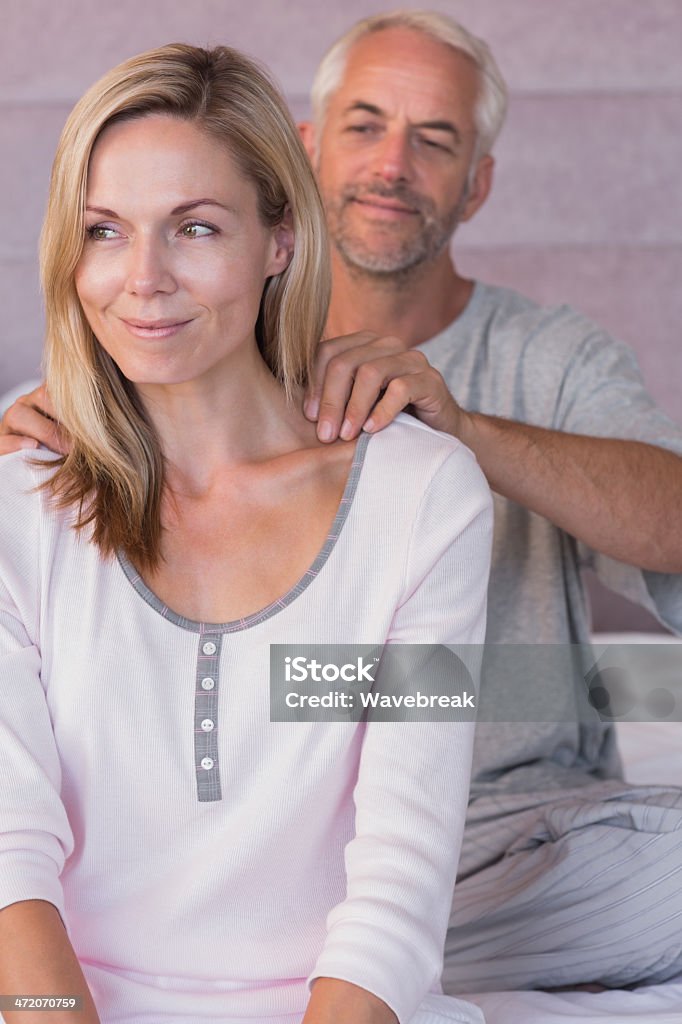 Homme souriant, donnant un massage à sa femme - Photo de Adulte libre de droits