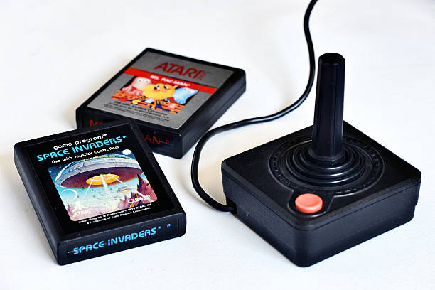 2.600 atari retro consola de videojuegos y joystick de cartuchos - kabuki fotografías e imágenes de stock