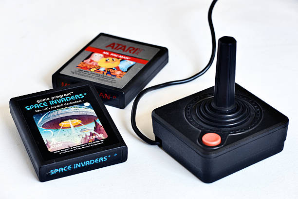 vintage atari 2600 video di cartucce con joystick gioco - brand name game foto e immagini stock