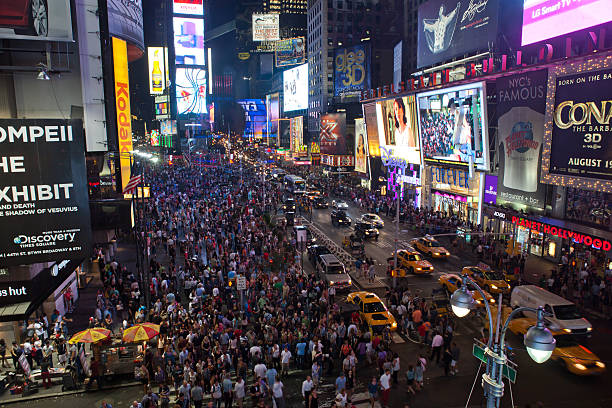 multidão na times square, na noite, nyc - chicago at night - fotografias e filmes do acervo