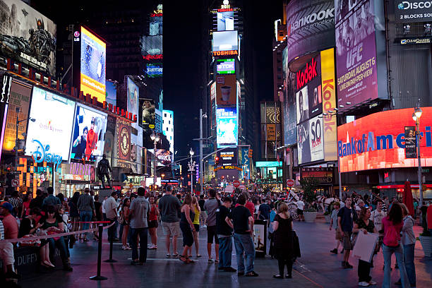 multidão na times square, na noite, nyc - chicago at night - fotografias e filmes do acervo