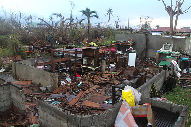 house destruída por um superstorm - tornado natural disaster damaged house - fotografias e filmes do acervo