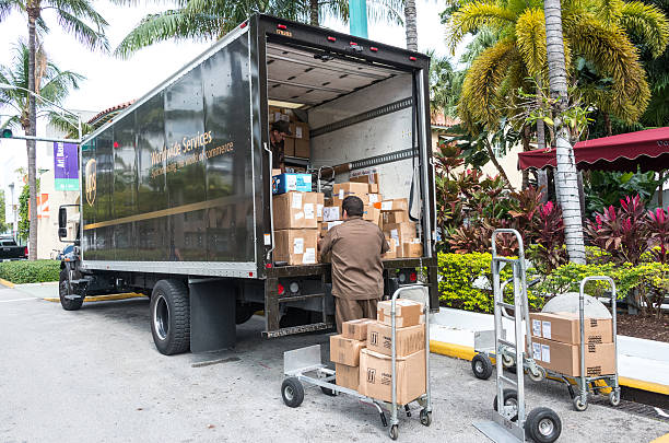 ups livraison - united parcel service truck shipping delivering photos et images de collection