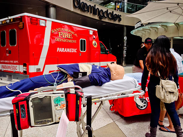 paramedics 교육 이벤트에 공공 샌타모니카 브룩할로우 - paramedic fire department emergency sign healthcare and medicine 뉴스 사진 이미지