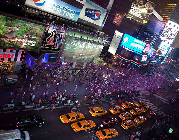 multidão na times square, na noite, nyc - chicago at night - fotografias e filmes do acervo