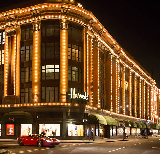 kaufhaus harrods.  ferrari pässe vor dem building - harrods stock-fotos und bilder