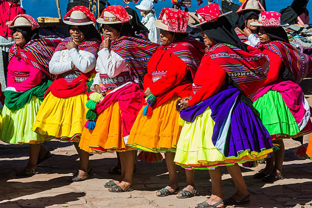 músicos y bailarines peruanos en los andes en puno perú - trajes tipicos del peru fotografías e imágenes de stock