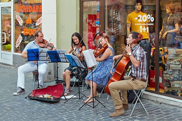 string quartet jugando en la calle - 4 string fotografías e imágenes de stock