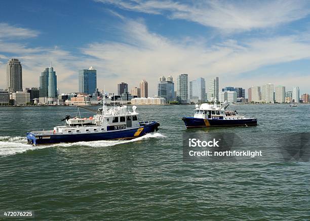 New York Police Patrol Harborfront Il 9 11 - Fotografie stock e altre immagini di Acqua - Acqua, Allerta, Ambientazione esterna