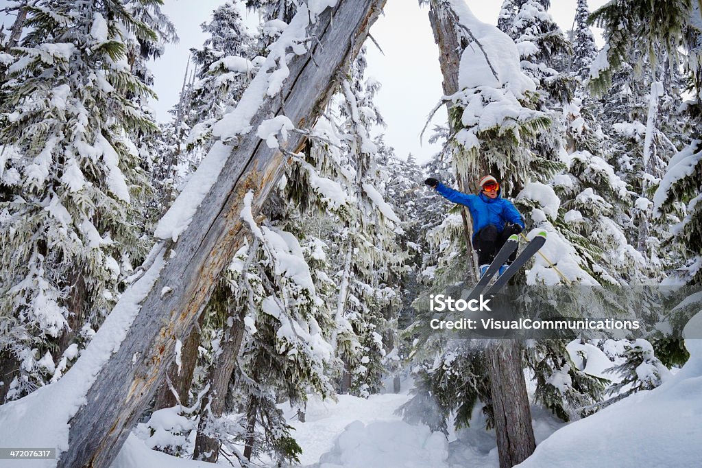 Esquiador de salto en el acantilado en fresca de polvo. - Foto de stock de Actividades recreativas libre de derechos