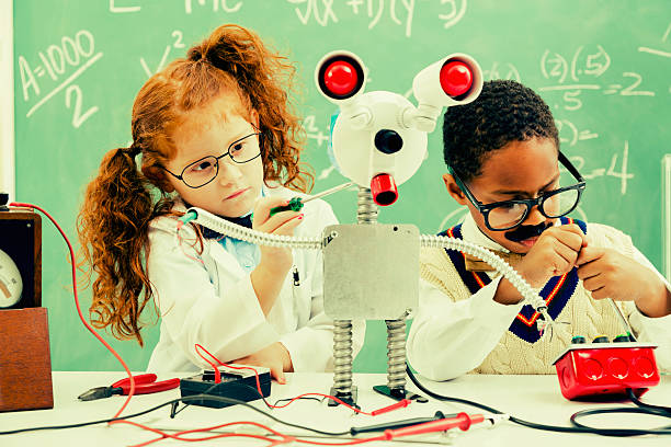 la educación: retro niños haciendo robot en science lab. - child back to school mustache african ethnicity fotografías e imágenes de stock