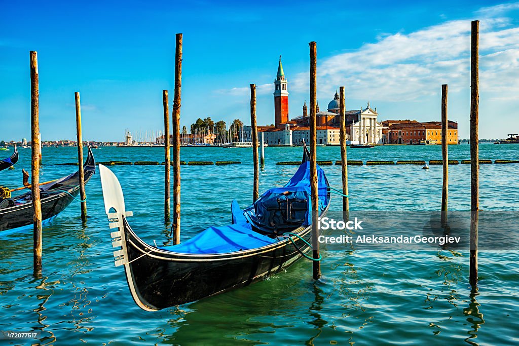 Gôndolas sobre a lagoa de Veneza, Itália - Foto de stock de Azul royalty-free