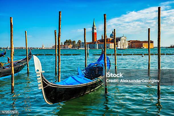 Foto de Gôndolas Sobre A Lagoa De Veneza Itália e mais fotos de stock de Azul - Azul, Barco a remo, Beleza