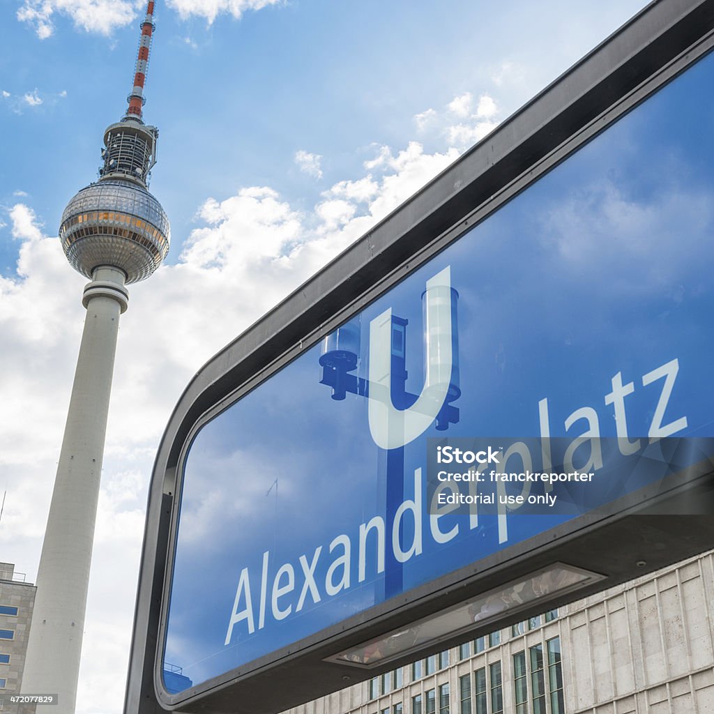 Torre della TV e il segno di Alexanderplatz u-bahn - Foto stock royalty-free di Alexanderplatz